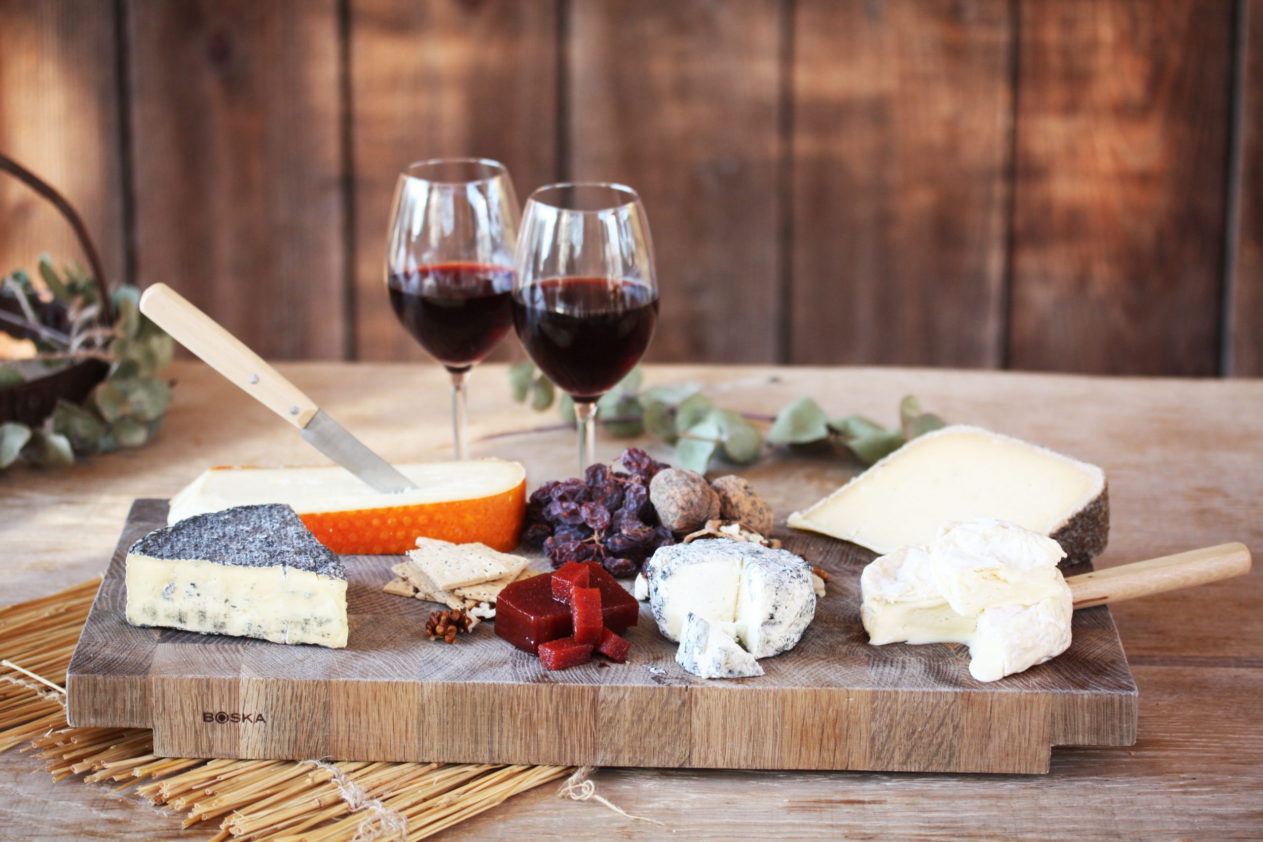 Borrel plank met lekkere rode wijn